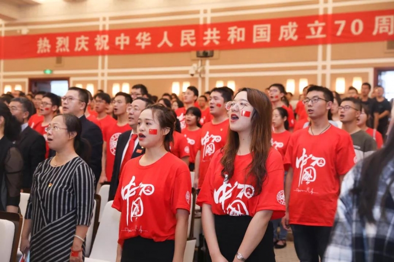 【复旦大学】组织师生集中收看 庆祝中华人民共和国成立70周年大会、阅兵式和群众游行