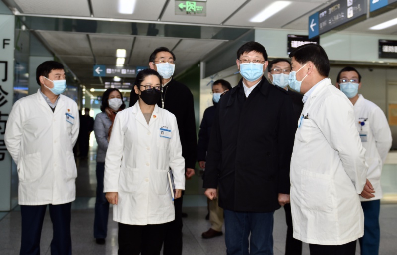 【南京大学】校党委书记胡金波代表南大向鼓楼医院赠送口罩等抗疫防护物资